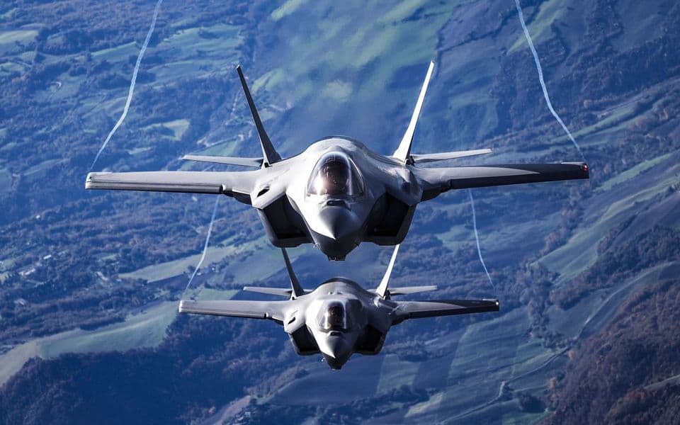Винищувач F-35 поряд із зенітно-ракетним комплексом С-400