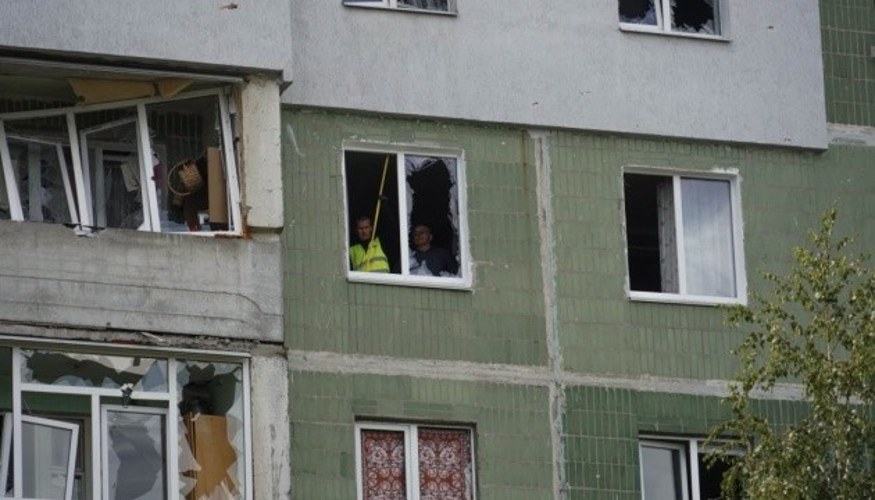 Наслідки удару КАБами по Сумах: пошкоджені багатоповерхівки, зруйновані вікна й балкони, робота рятувальників та