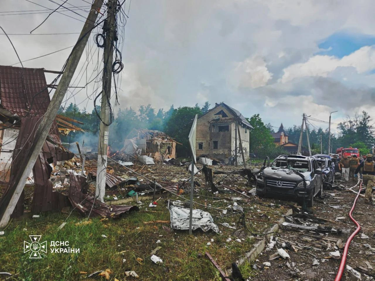 Наслідки російського балістичного удару по приватному полігону в Бучанському районі Київської області, пошкоджені приватні