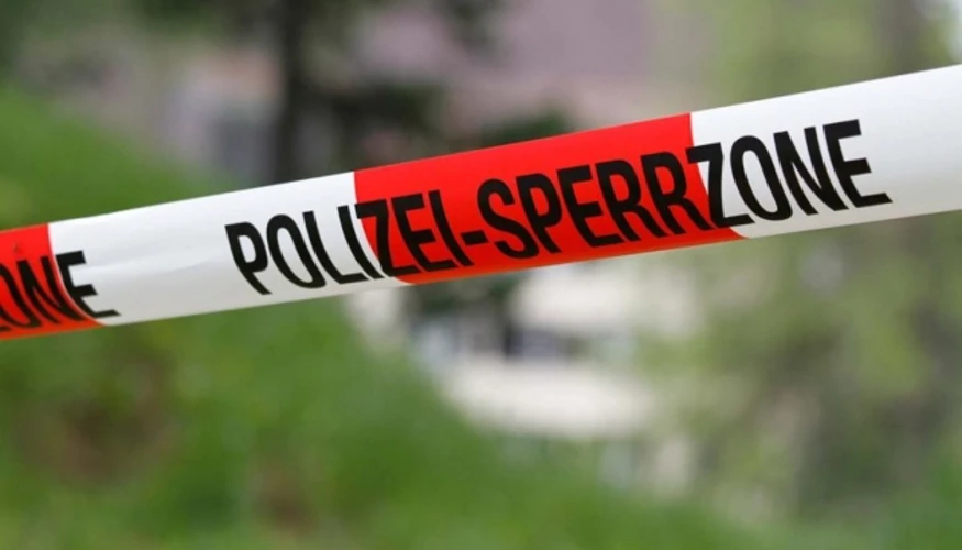 Свічки та квіти біля місця вшанування пам'яті жертви наїзду на ЛГБТ-прайд у Берліні, 26 липня 2026 року (фото EPA/CLEMENS