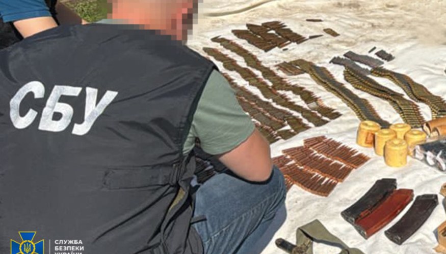 Вилучені боєприпаси, гранатомети та вибухові речовини після спецоперації СБУ, ДБР та Нацполіції