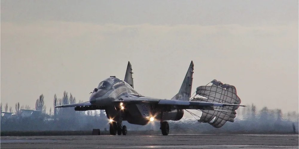 Польські винищувачі МіГ-29 та авіатехніка на військовому летовищі під час технічного огляду