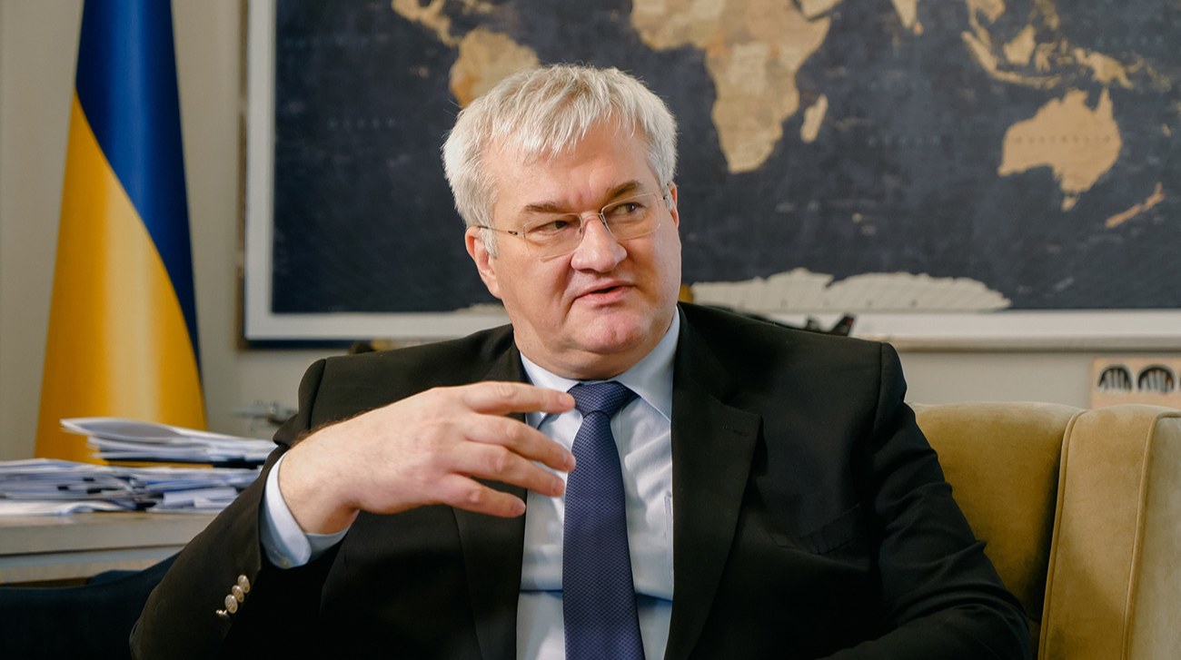 Андрій Сибіга біля будівлі МЗС України на тлі наслідків нічної атаки на Київ 19 липня