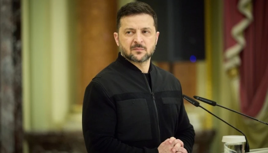 Президент Володимир Зеленський під час спілкування з послами України
