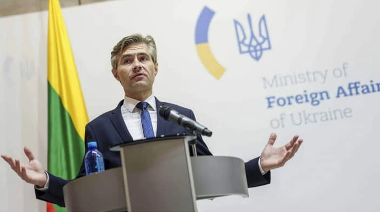 Пошкоджена будівля посольства Литви у Києві після ракетного удару