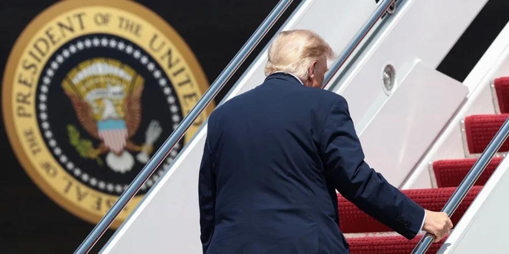 Дональд Трамп на тлі прапора США (фото: REUTERS/Evelyn Hockstein)