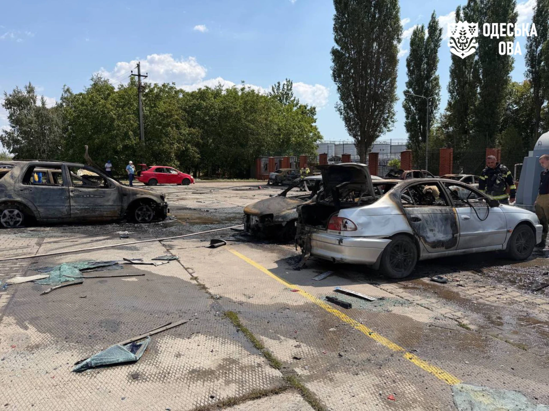 Пошкоджені та згорілі автомобілі на стоянці підприємства, рятувальники на місці в Одеському районі 5 серпня 2026 року