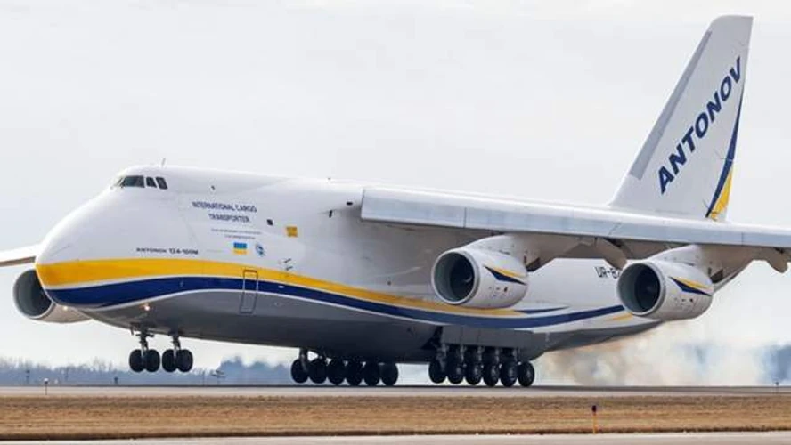 Український вантажний літак Ан-124 в аеропорту Лейпциг-Галле
