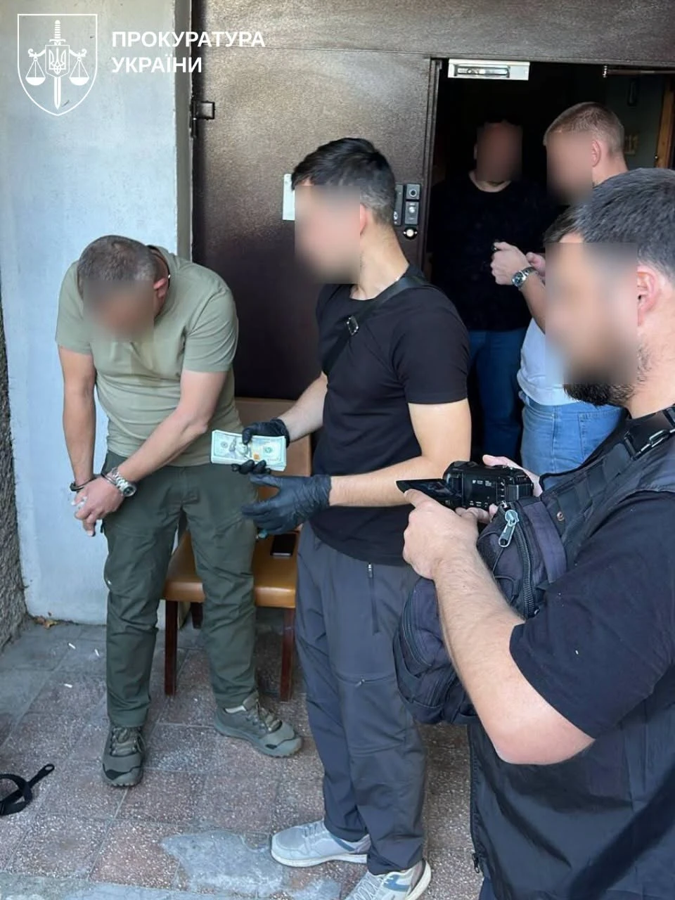 Затриманий начальник Миколаївського обласного ТЦК та виявлена під час обшуку готівка (фото Офісу Генерального прокурора)