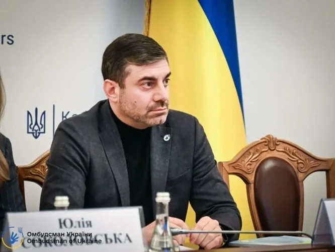 Евакуаційний автомобіль Товариства Червоного Хреста на дорозі та поліцейські під час перевірки біля села Шевченкове на