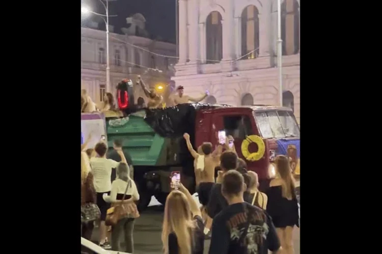 Харків 23 серпня: вантажівка-басейн і тисячі людей на вулицях міста