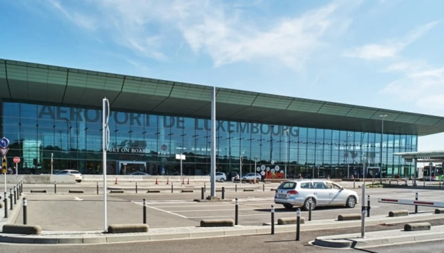 Ілюстративне фото аеропорту/літака (luxair.lu / Lux-Airport / Kristof Morlion, Unsplash)