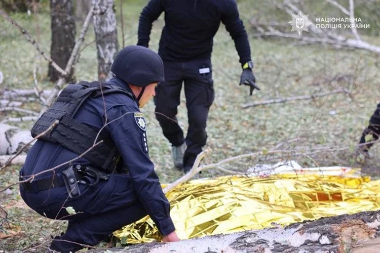 Наслідки удару по території спеціалізованого дитячого будинку в Сумах, фото ДСНС
